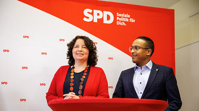 Ruth Müller, neue Generalsekretärin der Bayern-SPD (l), steht während einer Pressekonferenz zur Neubesetzung der Stelle des Generalsekretärs neben Nasser Ahmed, stellvertretender Generalsekretär der Bayern-SPD.