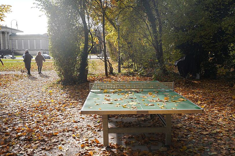 Auch auf dieser Tischtennisplatte hinterm Königsplatz verbringen manchmal Obdachlose die Nacht, berichten Anwohner. Auch auf dieser Tischtennisplatte hinterm Königsplatz verbringen manchmal Obdachlose die Nacht, berichten Anwohner.