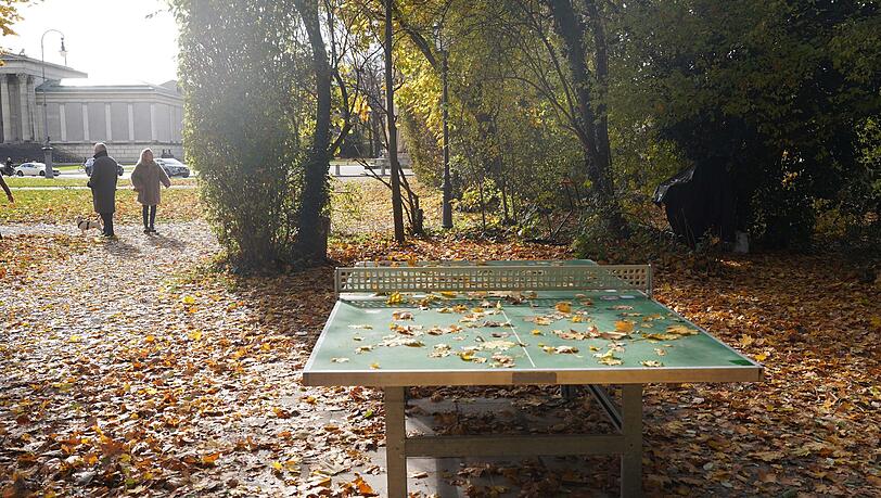 Auch auf dieser Tischtennisplatte hinterm Königsplatz verbringen manchmal Obdachlose die Nacht, berichten Anwohner. Auch auf dieser Tischtennisplatte hinterm Königsplatz verbringen manchmal Obdachlose die Nacht, berichten Anwohner.
