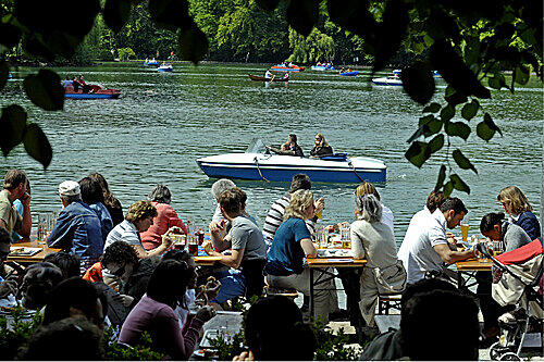 Mit Blick aufsWasser kann man im Seehaus im Englischen Garten entspannen