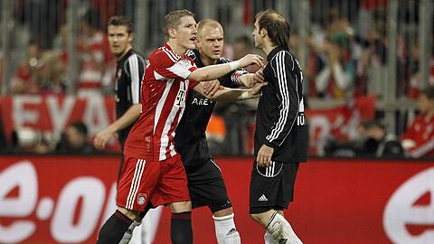 Das Entsetzen des Opfers: Bastian Schweinsteiger (l.) geht am November auf Javier Pinola los.