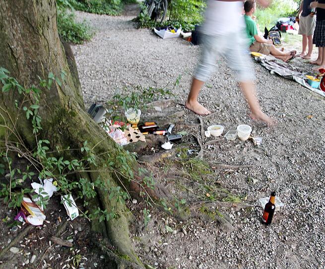 Was vom Tage übrig bleibt: Flaschen, Papier, Dreck. AZ-Fotografin Petra Schramek hat dokumentiert, wie es am Wochenende an der Isar ausgesehen hat.