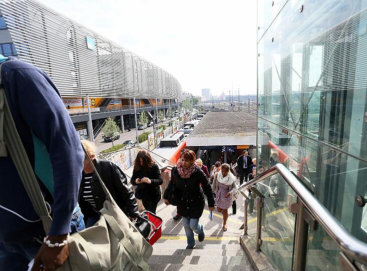 Wegen einer Baustelle an der Donnersbergerbrücke fährt zwischen Pasing und Hackerbrücke keine S-Bahn. Die Fahrgäste müssen in den Bus umsteigen! Die Bilder!