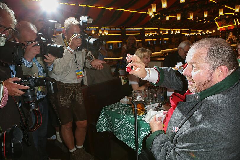 Da, ein Radieserl! Ottfried Fischer zieht seine Show ab.