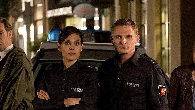 Das neue Ermittler-Dreamteam aus Leer, Ostfriesland: Die Polizisten Jens Jensen (Florian Lukas) und Süher Özlügül (Sophie Dal) Das neue Ermittler-Dreamteam aus Leer, Ostfriesland: Die Polizisten Jens Jensen (Florian Lukas) und Süher Özlügül (Sophie Dal)