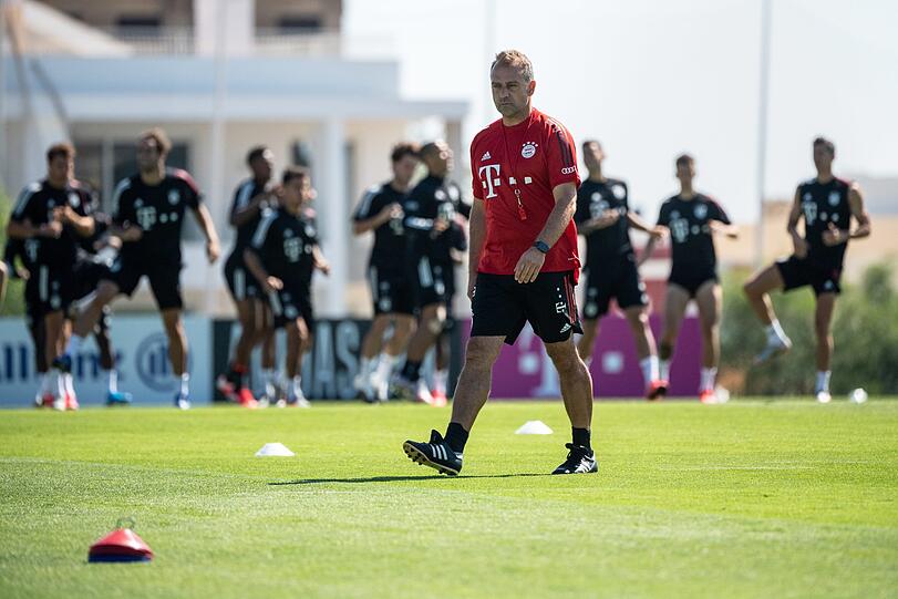 Auf der Hotelanlage "Cascade" an der Algarve-Küste schwört Trainer Hansi Flick die Bayern-Stars aufs bevorstehende Viertelfinale gegen Barcelona ein. "Das ist ein bekanntes und beliebtes Hotel", sagte Flick.