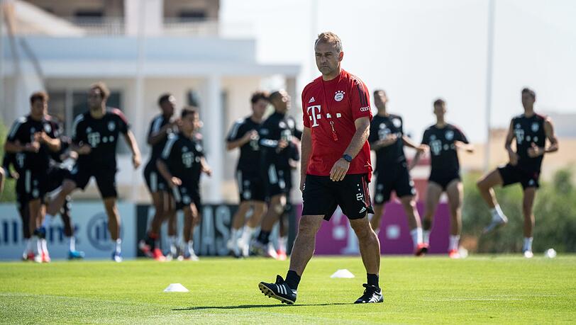 Auf der Hotelanlage "Cascade" an der Algarve-Küste schwört Trainer Hansi Flick die Bayern-Stars aufs bevorstehende Viertelfinale gegen Barcelona ein. "Das ist ein bekanntes und beliebtes Hotel", sagte Flick. Auf der Hotelanlage "Cascade" an der Algarve-Küste schwört Trainer Hansi Flick die Bayern-Stars aufs bevorstehende Viertelfinale gegen Barcelona ein. "Das ist ein bekanntes und beliebtes Hotel", sagte Flick.