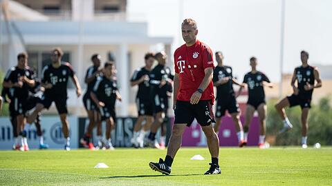 Auf der Hotelanlage "Cascade" an der Algarve-Küste schwört Trainer Hansi Flick die Bayern-Stars aufs bevorstehende Viertelfinale gegen Barcelona ein. "Das ist ein bekanntes und beliebtes Hotel", sagte Flick.