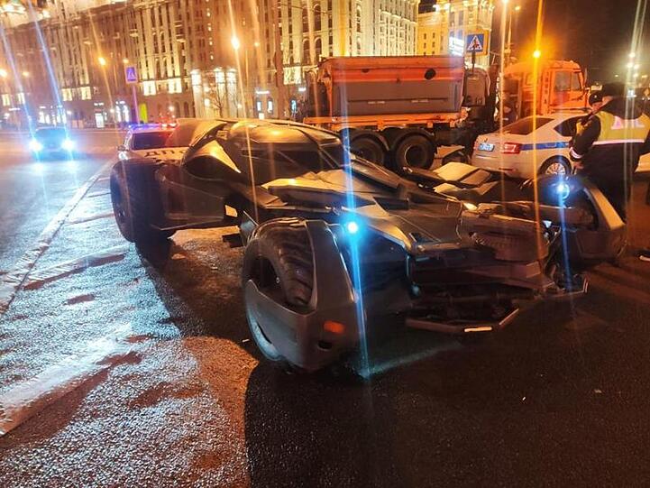 Polizeibeamte in Moskau haben vor einigen Tagen ein selbst gebautes Batmobil" aus dem Verkehr gezogen.
