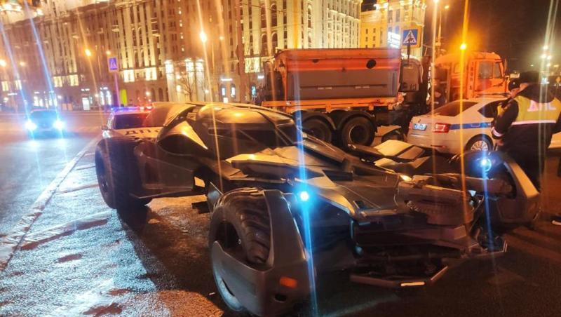 Polizeibeamte in Moskau haben vor einigen Tagen ein selbst gebautes Batmobil" aus dem Verkehr gezogen. Polizeibeamte in Moskau haben vor einigen Tagen ein selbst gebautes Batmobil" aus dem Verkehr gezogen.