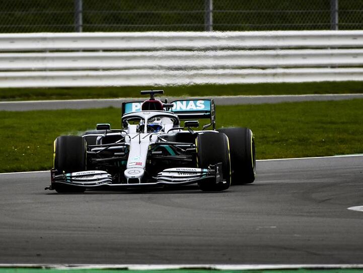 Valtteri Bottas vom Team Mercedes fährt im neuen W11 auf dem Silverstone International Circuit.