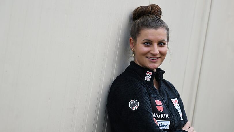 Die deutsche Snowboardracerin Ramona Hofmeister blickt in die Kamera.
