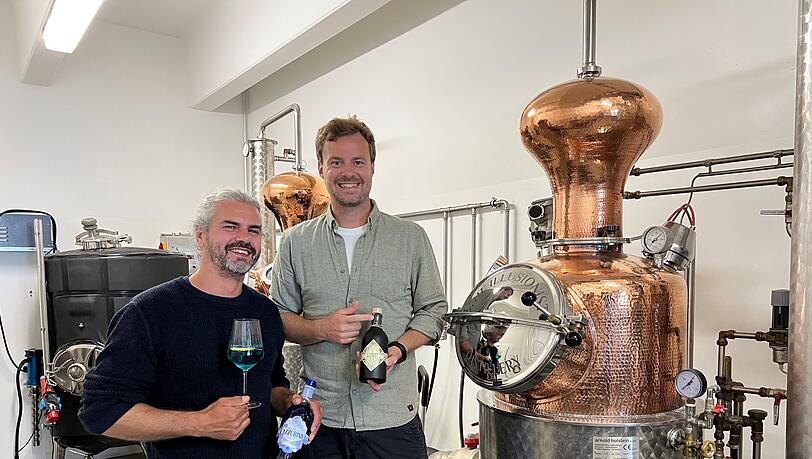 Max Muggenthaler (l, 41) und Tim Steglich (40) in ihrer Illusionist Destillerie in Hohenbrunn. Angefangen hat die Geschichte ihres besonderen Gins in einem Keller im Glockenbachviertel.
