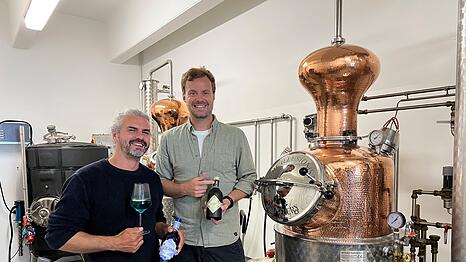 Max Muggenthaler (l, 41) und Tim Steglich (40) in ihrer Illusionist Destillerie in Hohenbrunn. Angefangen hat die Geschichte ihres besonderen Gins in einem Keller im Glockenbachviertel.