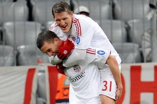 Feiert mit Schweinsteiger (oben) seine Tore: Lukas Podolski.