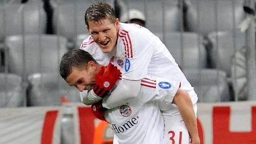 Feiert mit Schweinsteiger (oben) seine Tore: Lukas Podolski. Feiert mit Schweinsteiger (oben) seine Tore: Lukas Podolski.