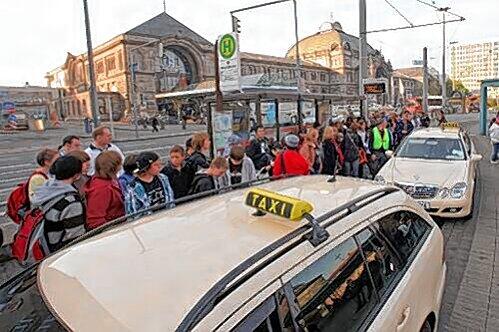 Sieht nach Stress aus, konnte von der VAG aber gelöst werden: Statt der ausgefallenen Straßenbahnen brachten am Freitagmorgen Taxis die Menschen zur Arbeit.