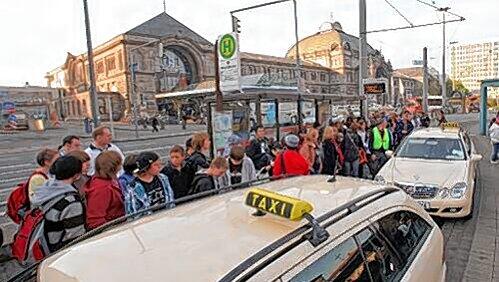 Sieht nach Stress aus, konnte von der VAG aber gelöst werden: Statt der ausgefallenen Straßenbahnen brachten am Freitagmorgen Taxis die Menschen zur Arbeit. Sieht nach Stress aus, konnte von der VAG aber gelöst werden: Statt der ausgefallenen Straßenbahnen brachten am Freitagmorgen Taxis die Menschen zur Arbeit.