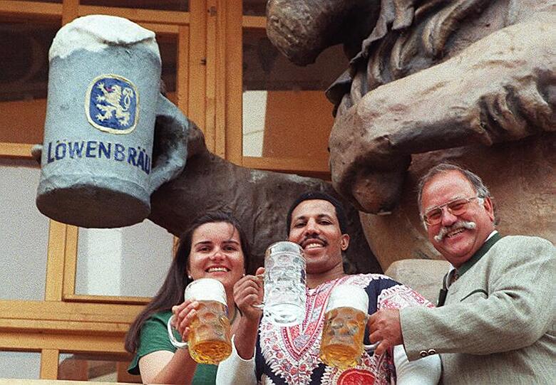 Auch aus dem fernen Afrika kommen die Leute, um die Landeshauptstadt Bayerns zu besuchen. Ein Bier gehört da unbedingt dazu!