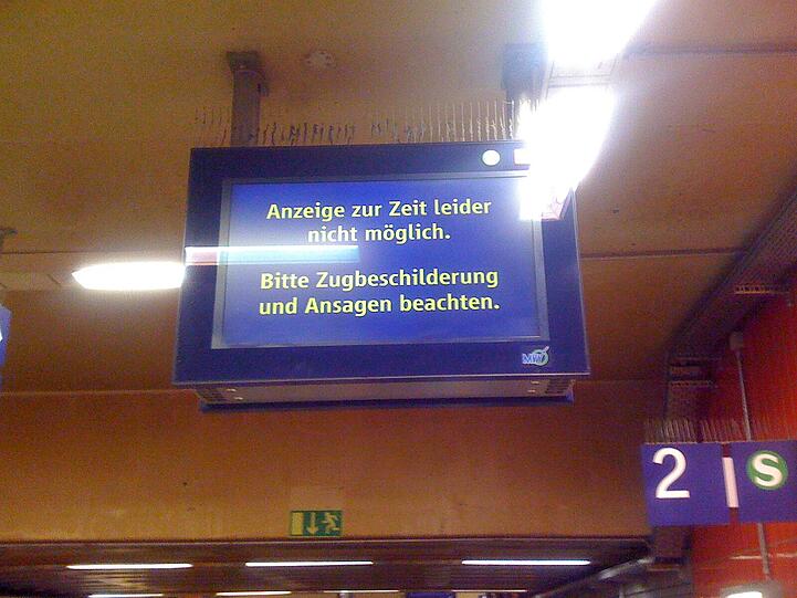Wegen der hohen Gaskonzentration in der Luft sei die Donnersbergerbrücke in der Innenstadt für S-Bahnen und Autos gesperrt worden, sagte ein Bahnsprecher. Dadurch kam es zu Problemen auf der gesamten S-Bahn-Stammstrecke in Richtung Westen und dem Mittleren Ring. Das Leck an der Hochdruckgasleitung sei bei Bauarbeiten am Fundament der Brücke entstanden. &bdquo;Es ist massiv Gas ausgeströmt.&ldquo; Viele Berufstätige steckten im Verkehrschaos fest und kamen zu spät zur Arbeit.