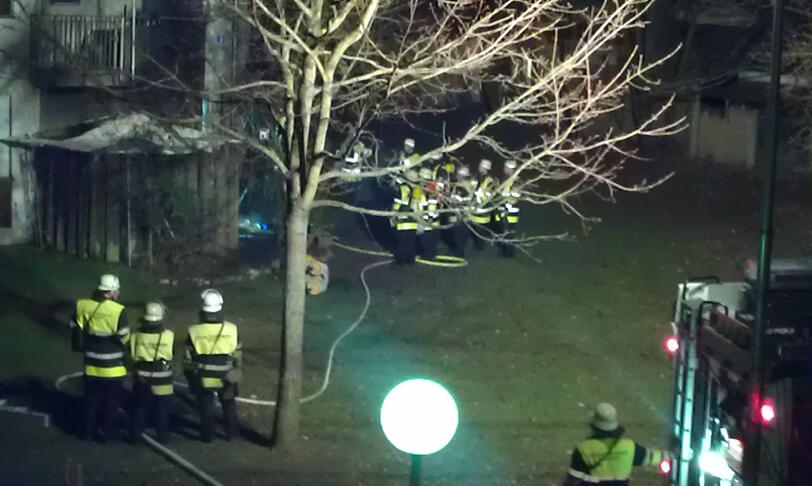 Ein Feuer in Berg am Laim hat eine Terrasse in Brand gesetzt. Die Bilder vom Feuer.