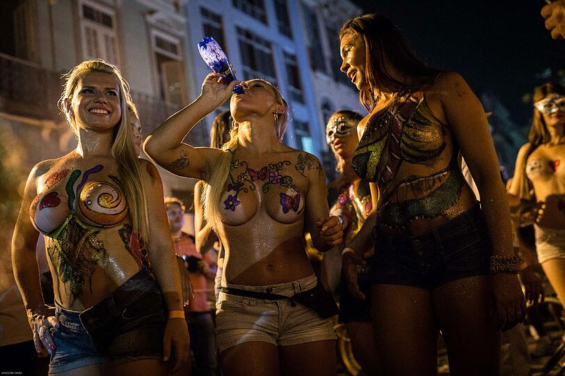 Ziemlich bunt, ziemlich heiß und ziemlich nackt: Beim Sambodromo tobt der brasilianische Karneval bei Temperaturen von über 30 Grad. Die Bilder.