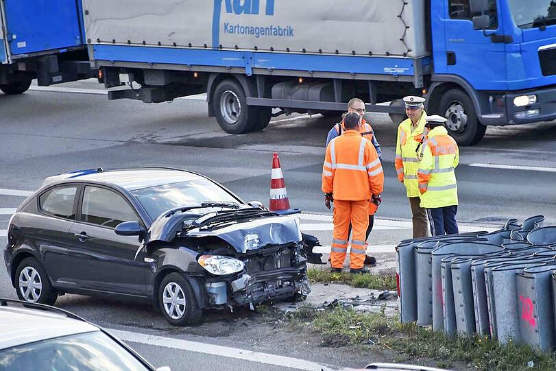 Wegen solcher Unfälle wie am Montagmorgen gibt es Knautschzonen vor der Mittelleitplanke. Der Fahrer erlitt bei dem Unfall mittelschwere Verletzungen.
