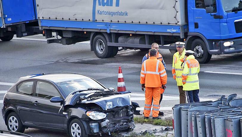 Wegen solcher Unfälle wie am Montagmorgen gibt es Knautschzonen vor der Mittelleitplanke. Der Fahrer erlitt bei dem Unfall mittelschwere Verletzungen.