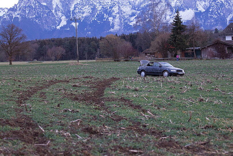 Bei Sillersdorf hat sich ein betrunkener Mann mit seinem Audi überschlagen. Die Bilder von der Unfallstelle.
