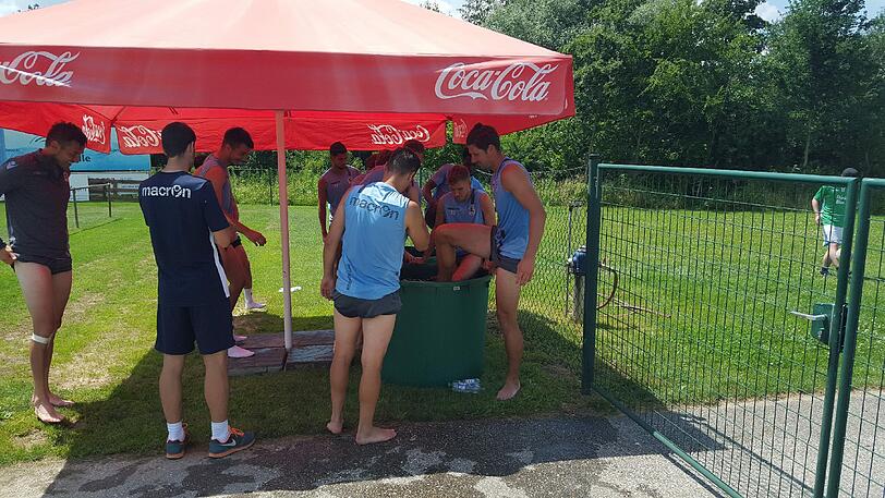 Die Löwen schwitzen in Bad Waltersdorf: die ersten Fotos von 1860-Trainer Kosta Runjaic und seinem Team im Trainingslager - auch Präsident Peter Cassalette ist mit seinem Vize Heinz Schmidt in der Steiermark eingetroffen.