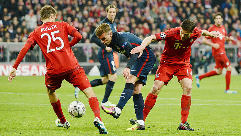 3. Mai 2016, Halbfinal-Rückspiel in der Allianz Arena in München (2:1): Die Bayern Spieler Thomas Müller (links) und Xabi Alonso knöpfen sich Antoine Griezmann von Atlético Madrid vor. 3. Mai 2016, Halbfinal-Rückspiel in der Allianz Arena in München (2:1): Die Bayern Spieler Thomas Müller (links) und Xabi Alonso knöpfen sich Antoine Griezmann von Atlético Madrid vor.