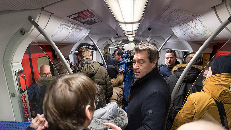 S-Bahnfahrt am Mittwochmorgen. Mittendrin: Ministerpräsident Söder.