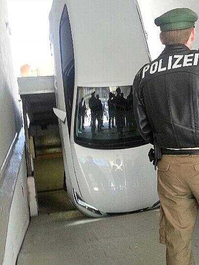Kopfüber: Ein Auto in der Garage des Hotels New Orly.