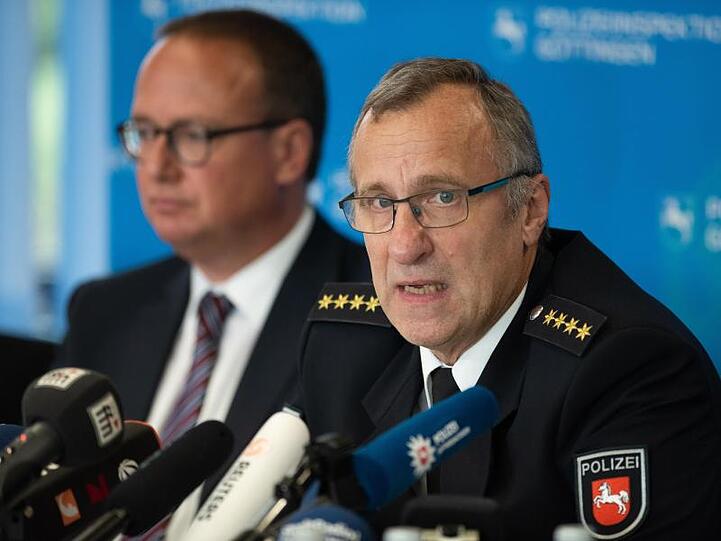 Thomas Rath (r), Leiter der Polizeiinspektion Göttingen, und Oberstaatsanwalt Frank-Michael Laue informieren bei einer Pressekonferenz über den Stand der Ermittlungen.
