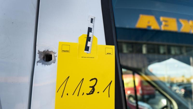 Ein von der Spurensicherung gekennzeichnetes Einschussloch vor einem Seiteneingang eines Ikea-Möbelhauses. Ein von der Spurensicherung gekennzeichnetes Einschussloch vor einem Seiteneingang eines Ikea-Möbelhauses.