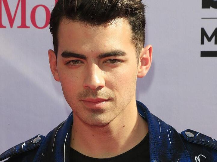 Joe Jonas hat Ja gesagt.