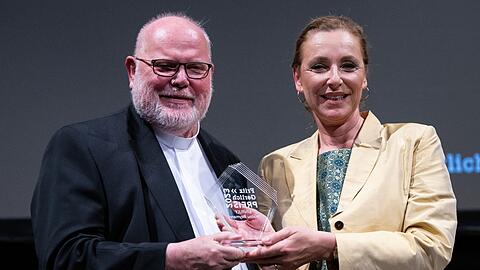 Den katholischen Fritz-Gerlich-Preis für Menschenwürde und Zivilcourage überreichte Kardinal Reinhard Marx an den dänischen Film "Unruly" der Regisseurin Malou Reymann. Rechts die scheidende Filmfest-Chefin Diana Iljine.