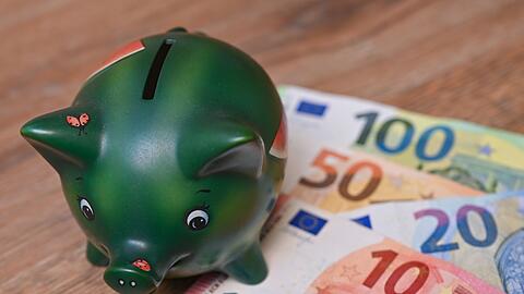 Viele Menschen in Deutschland sparen regelmäßig. (Symbolbild)