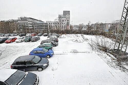 Auf diesem Gelände an der Bahnhofstraße soll das neue Uni-Gebäude entstehen. Doch seit einem Dreivierteljahr herrscht Stillstand.