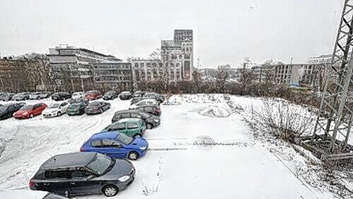 Auf diesem Gelände an der Bahnhofstraße soll das neue Uni-Gebäude entstehen. Doch seit einem Dreivierteljahr herrscht Stillstand. Auf diesem Gelände an der Bahnhofstraße soll das neue Uni-Gebäude entstehen. Doch seit einem Dreivierteljahr herrscht Stillstand.