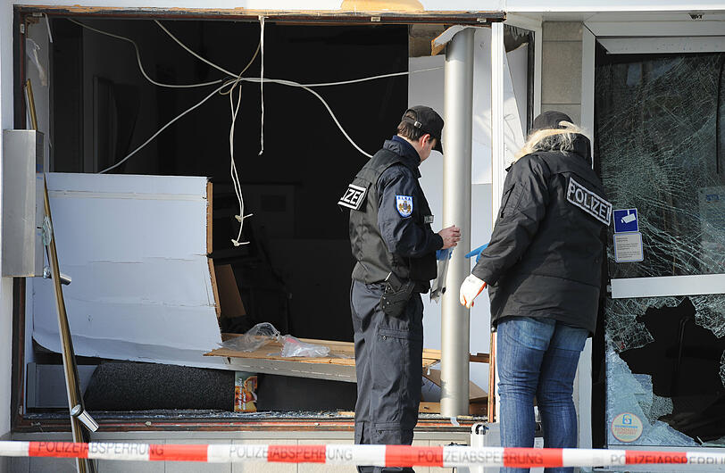 Einbrecher jagten in der Bank einen Geldautomaten in die Luft und richteten dabei einen Schaden von fast 200.000 Euro an. Die Bilder aus Pörnbach.