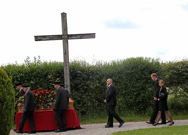 Trauer um einen Helden: Wiesn-Wirt Toni Roiderer, seine Ehe-Frau Christl und Bruder Thomas trauern um Markus. Unter den Trauergästen waren auch Waldemar Hartmann, Gabriele Weishäupl und viele Freunde der Familie. Der 33-jährige Markus Roiderer erlag einem Hirntumor. Die Bilder von der Beerdigung in Straßlach.