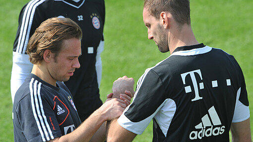Mannschaftsarzt Lutz Hänsel untersucht den linken Arm von Torwart Tom Starke. Am Vormittagstraining am Samstagmorgen konnte Starke wegen seiner Verletzung nicht teilnehmen. Mannschaftsarzt Lutz Hänsel untersucht den linken Arm von Torwart Tom Starke. Am Vormittagstraining am Samstagmorgen konnte Starke wegen seiner Verletzung nicht teilnehmen.
