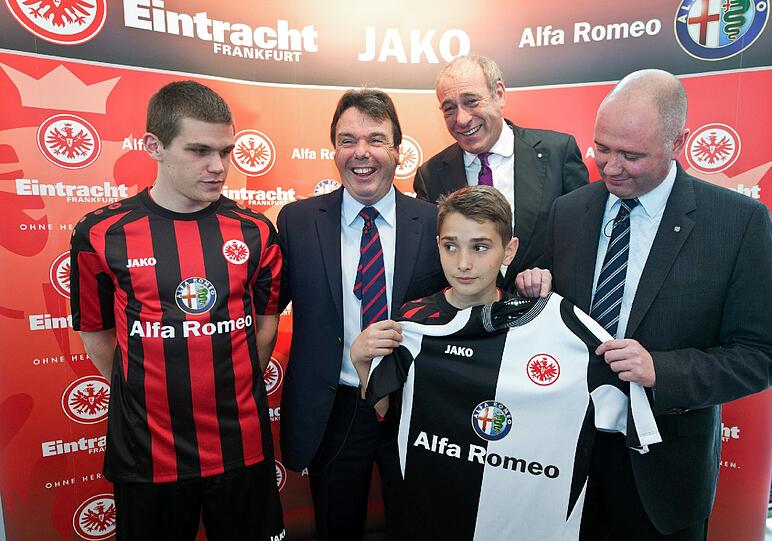 Die Frankfurter Eintracht hat bei ihrem Heimtrikot die Längsstreifen etwas verbreitert. Die Farben bleiben klassisch rot und schwarz. An den Schultern kommen runde Formen dazu.
