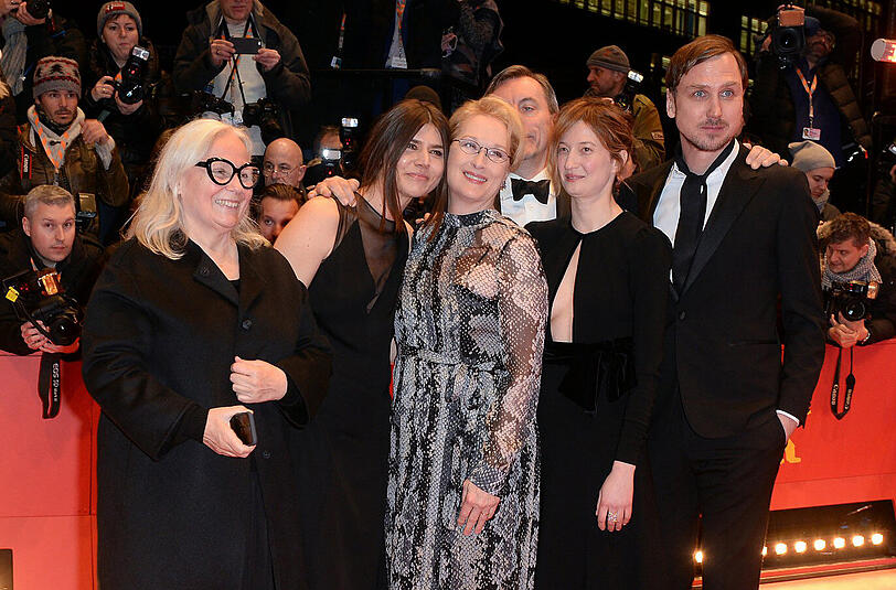 Brigitte Lacombe (l-r), Malgorzata Szumowska, Meryl Streep, Nick James, Alba Rohrwacher und Lars Eidinger bei der Berlinale.