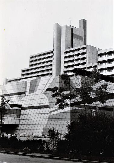 Die Pyramide mit der charakteristischen Sonne auf der Blechfassade.