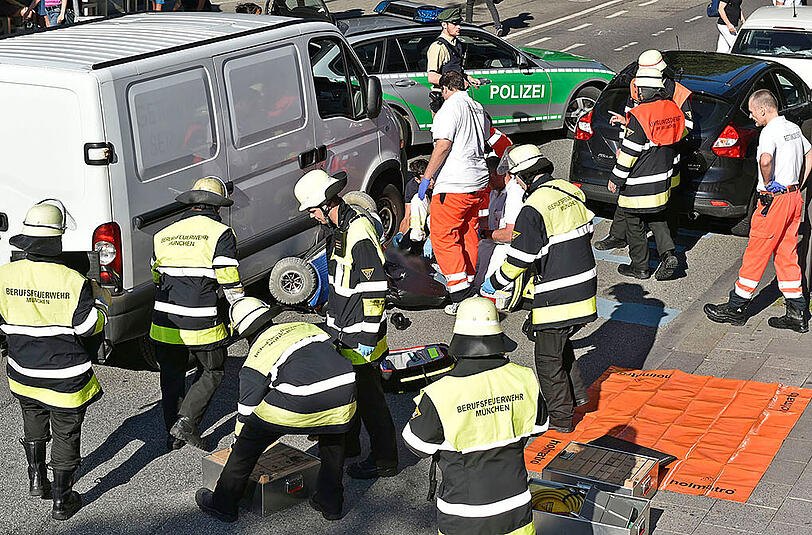 Schrecklicher Unfall: Eine 82-Jährige wird mitsamt ihrem elektrischen Rollstuhl unter einem Transporter eingeklemmt.
