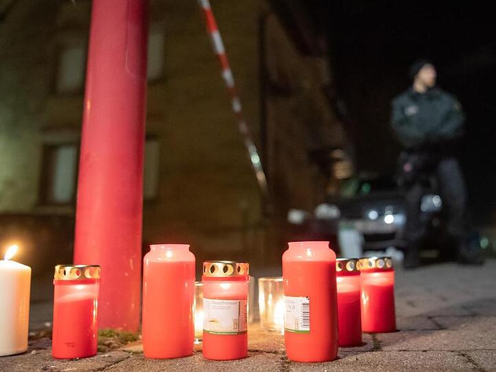 Nach Schüssen in Rot am See im Nordosten Baden-Württembergs haben Menschen Kerzen am Tatort aufgestellt.