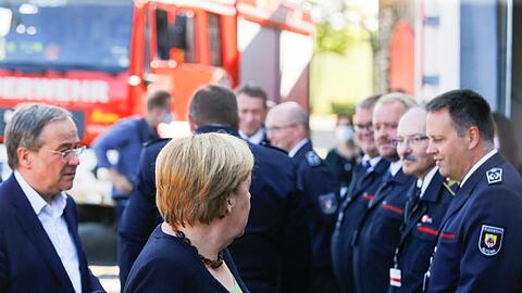 Angela Merkel und Armin Laschet besuchen das Feuerwehrhaus Schalksmühle.