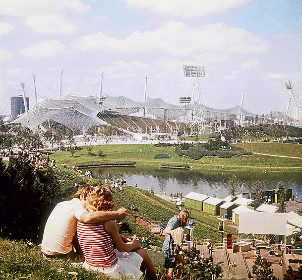 Wer kein Ticket hatte, wurde im Olympiapark – mit Blick aufs Zeltdach – gut unterhalten. Wer kein Ticket hatte, wurde im Olympiapark – mit Blick aufs Zeltdach – gut unterhalten.